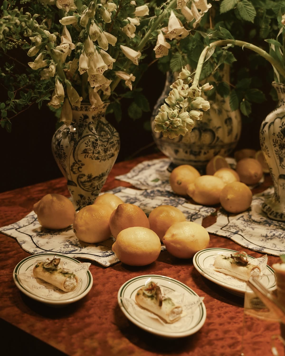 Лимоны, фарфор и канапе на столе